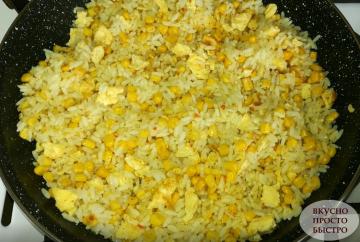 Jäin keedetud riisi? Valmistage kaunistage muna ja maisi. Lihtne ja maitsev