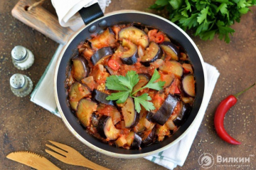 Hautatud baklažaan tomatite, küüslaugu ja kuumade paprikatega
