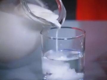 Kuidas kiiresti ja lihtsalt otsustada, et piima lahustatakse vees (3 tõestatud, kuidas)