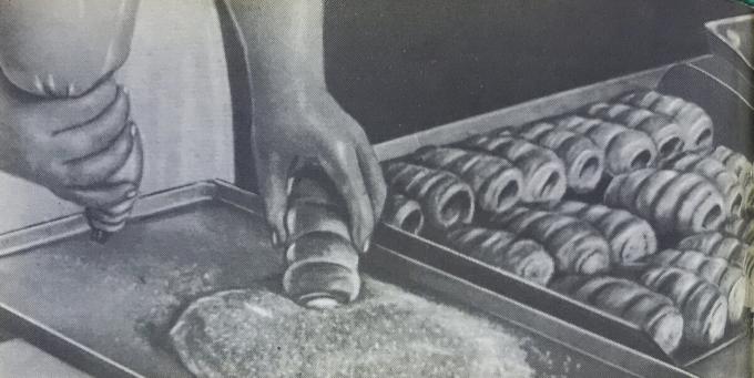Valmistamismeetodi torukesed kreemiga. Foto raamatust "tootmine saiakesi ja kooke," 1976 