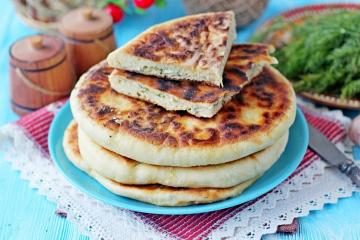 Khachapuri kodujuustu ja juustuga