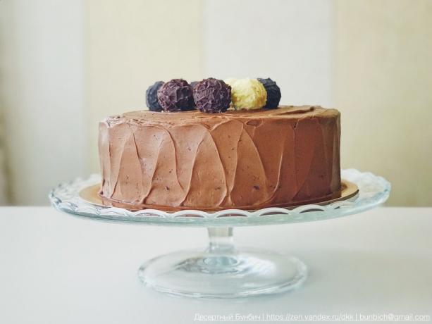 Cake kaetud koor põhineb tume šokolaad