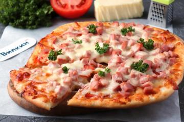 Pizza vorsti, tomatite ja juustuga