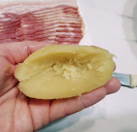 Peel kartulid, lõika see pooleks noaga ettevaatlikult lõigatud keskel