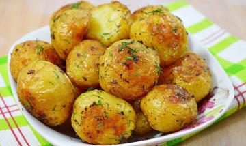 Young kartulid, ahjus küpsetatud küüslaugu. lemmik retsept