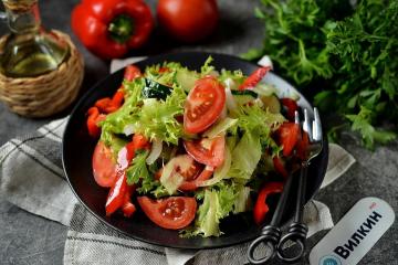 Kurgi, tomati ja pipra salat