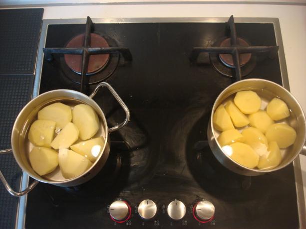 Pilt võetud autor (kartulid ahju, et paremal "Pyaterochka", et vasakul "Magnit")
